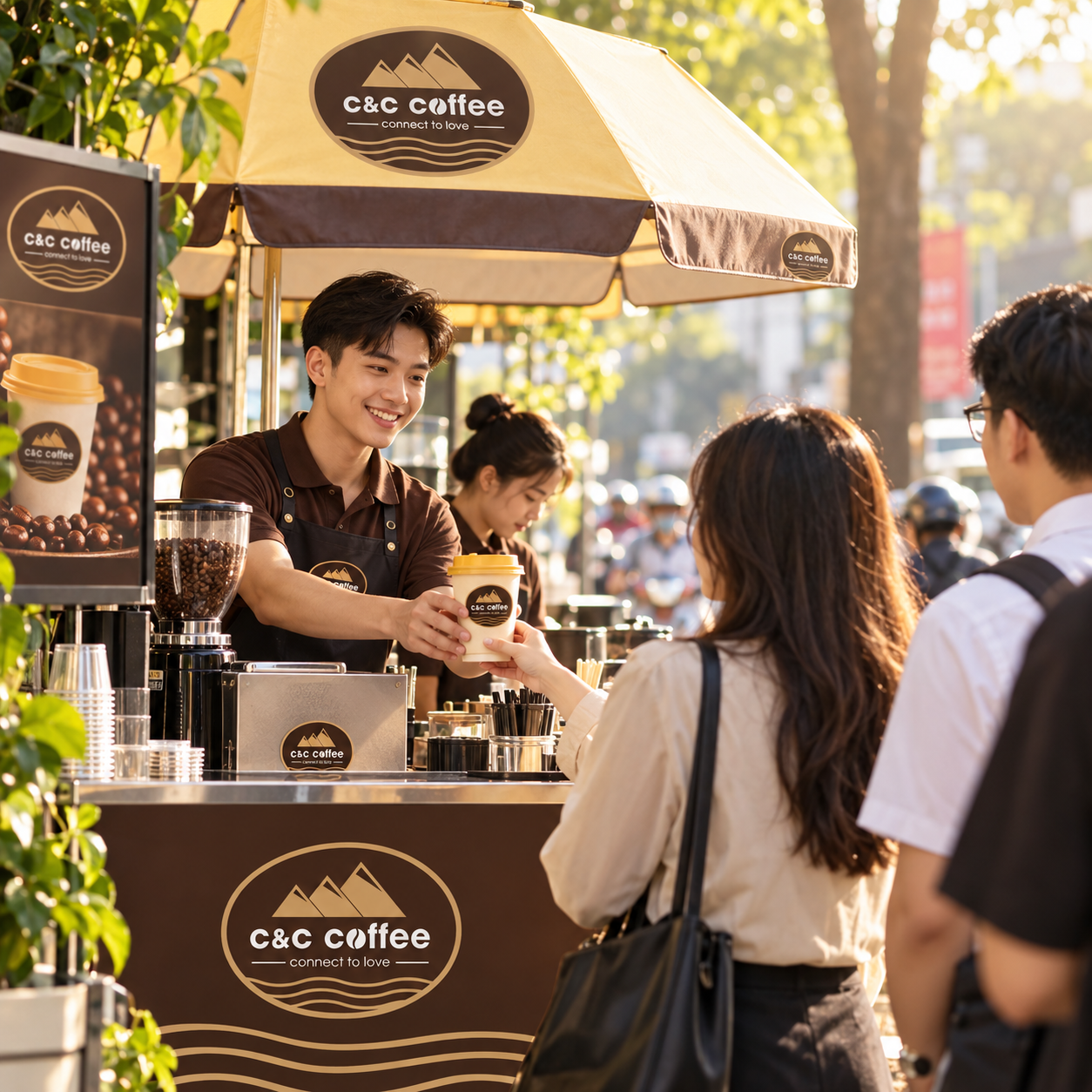 Khách nhận ly cà phê mang đi tại xe C&C Coffee trong giờ cao điểm buổi sáng